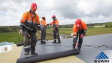 PVC kattematerjali lahtirullimine PVC katuste ehitamine - OÜ Evari Ehitus