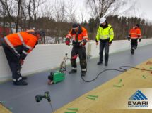 PVC katusekatte paigaldamine Welement AS tootmishoone lamekatusele PVC katusekatte paigaldus